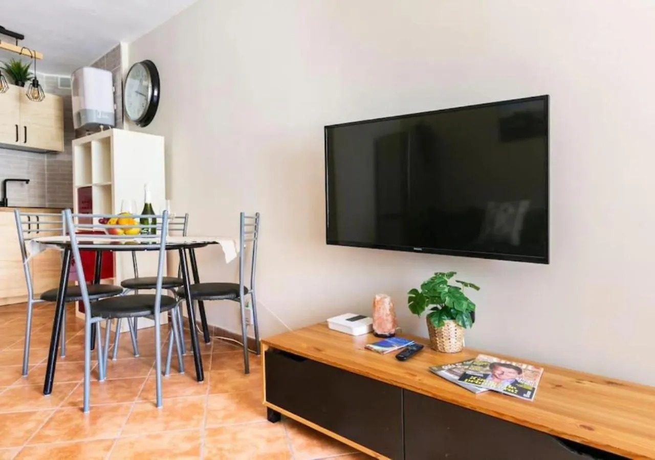 Cosy Apartment In Los Cristianos 5Min To The Ocean ספרד